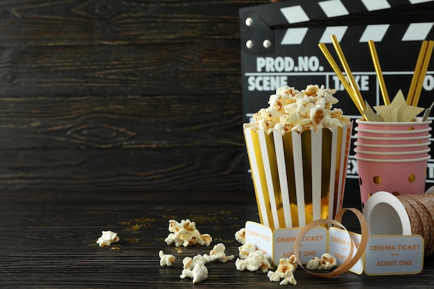 Pot en verre de délicieux milk-shake aux baies sur fond bleu