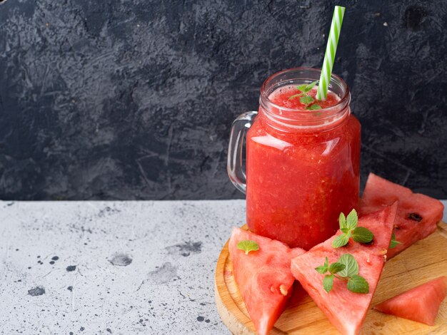 Pot en verre de délicieux smoothie d'été au melon d'eau