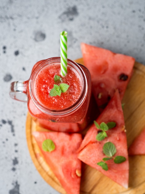 Pot en verre de délicieux smoothie d'été au melon d'eau