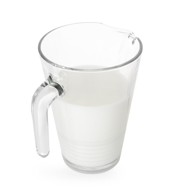 Photo pot en verre avec du lait frais isolé sur blanc