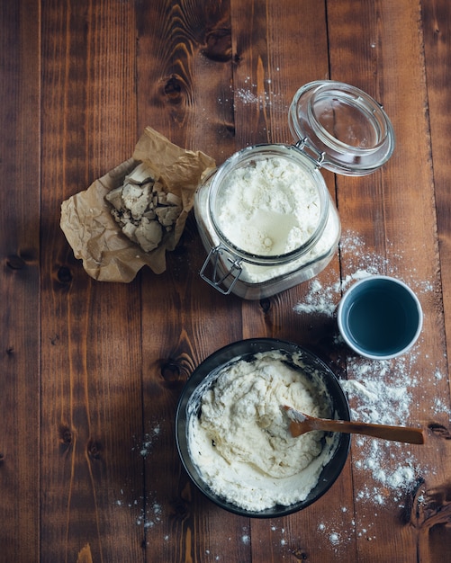 Pot en verre avec de la farine et un bol de levain. Concept de boulangerie. Copiez l'espace.