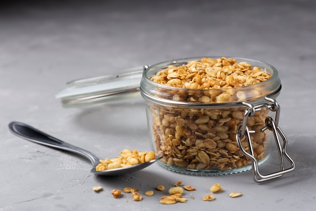 Pot en verre avec granola sur la table