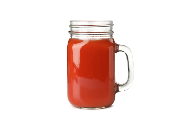 Pot en verre de jus de tomate isolé sur blanc