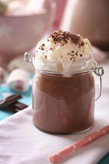 Pot en verre de lait au chocolat sur la table libre