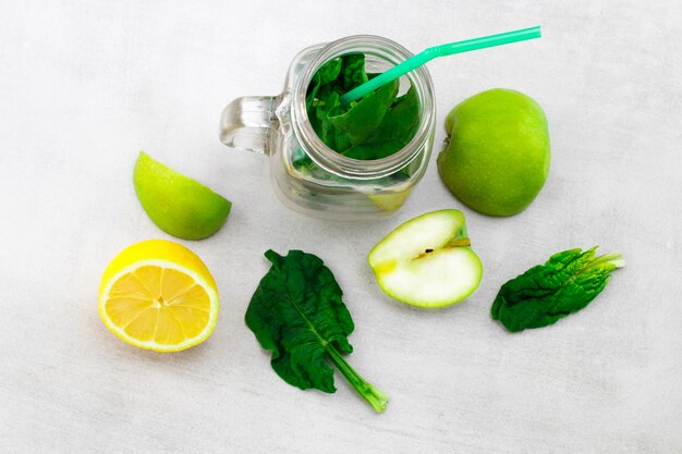 Pot en verre avec des légumes biologiques frais