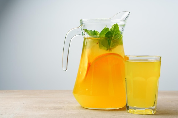 Un pot de verre de limonade fraîche sur la table de près