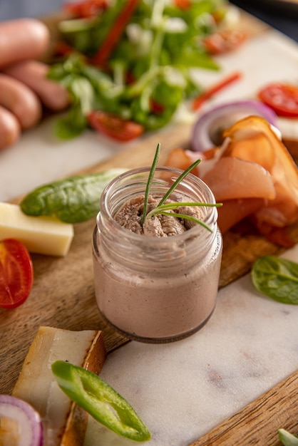 Photo pot en verre de pâté de foie de poulet