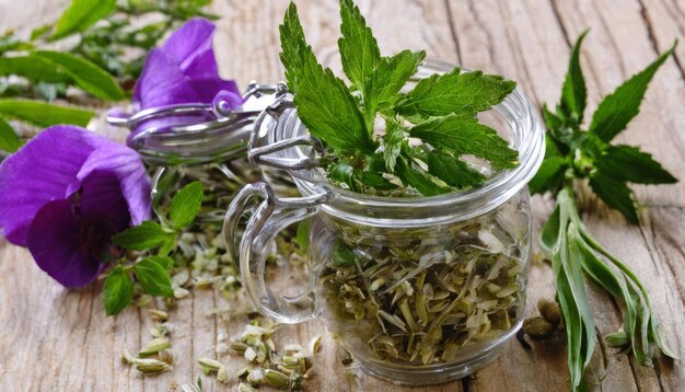 Un pot en verre rempli de graines et d'herbes