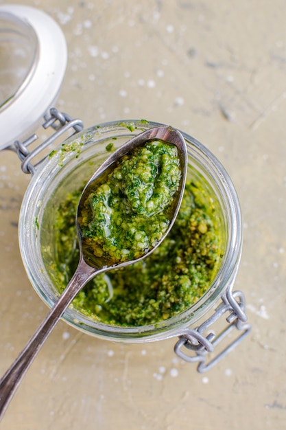 Pot en verre avec sauce au pesto