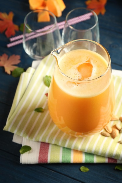 Un pot de verre de smoothie de citrouille fraîche sur une serviette