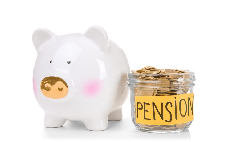 Photo pot en verre tirelire avec étiquette pension et pièces sur fond blanc