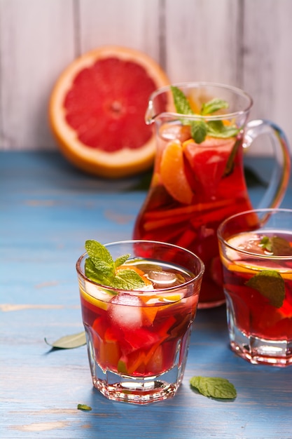 Pot et verres avec limonade maison aux agrumes