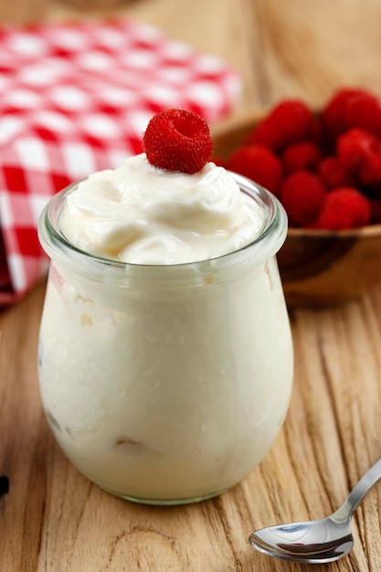 Un pot de yaourt aux framboises sauvages