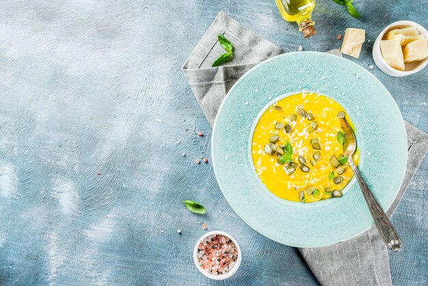 Potage au parmesan et à la citrouille