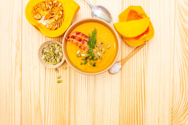 Potage chaud à la crème de potiron fait maison avec bacon fumé et graines