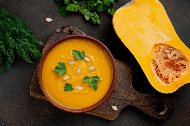 Potage à la crème de potiron avec graines et herbes. la nourriture saine