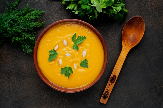 Potage à la crème de potiron avec graines et herbes. la nourriture saine