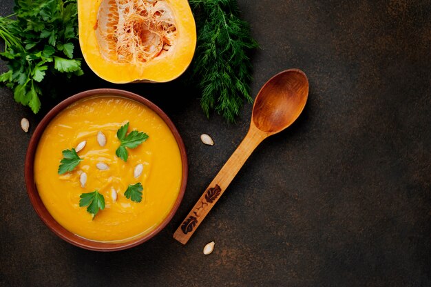 Potage à la crème de potiron avec graines et herbes. la nourriture saine