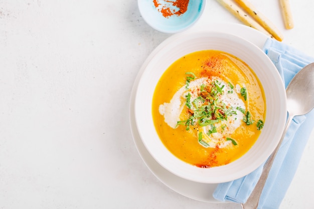 Potage crémeux à la citrouille dans un bol