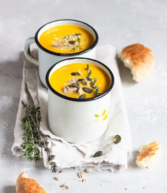 Potage crémeux à la citrouille avec foie et graines