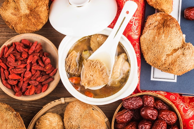 Potage de poulet aux herbes