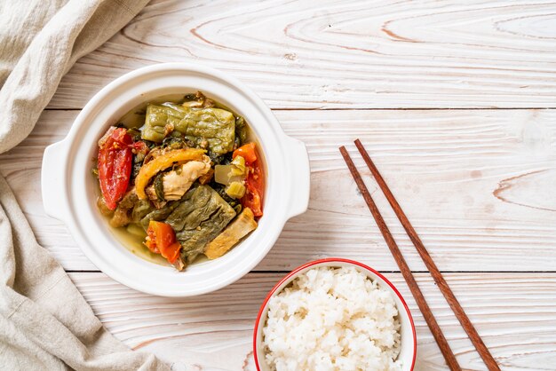 Potage vert de courge amère et moutarde confite au porc