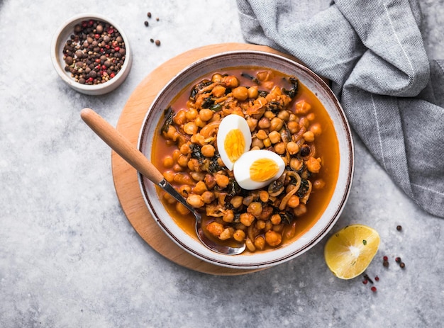 Potaje de vigilia - Ragoût de pois chiches aux épinards et à la morue. Cuisine espagnole typique pour les vacances de Pâques.