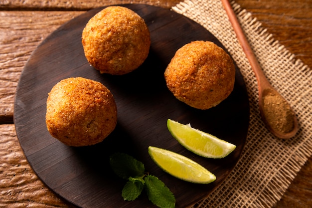 Potato Kibbeh - Collation frite de blé caillé sec du Moyen-Orient à base de pommes de terre. Aussi plat de fête populaire au Brésil (kibe).