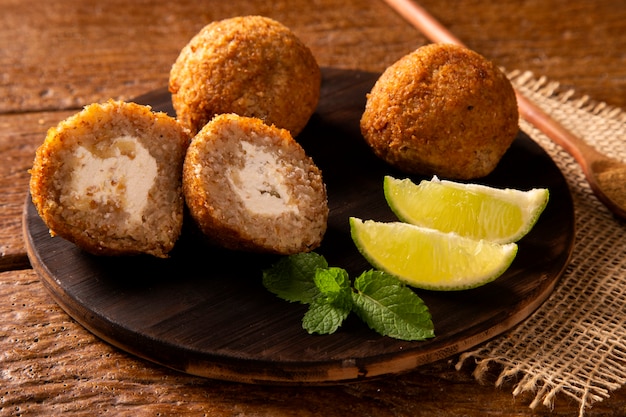 Potato Kibbeh - Collation frite de blé caillé sec du Moyen-Orient à base de pommes de terre. Aussi plat de fête populaire au Brésil (kibe).