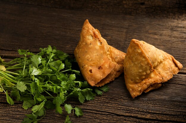 Potato samosa.spicy street food, snacks célèbres en Inde