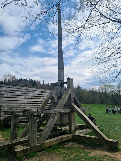 Un poteau en bois avec un panneau indiquant "le champ est vide"