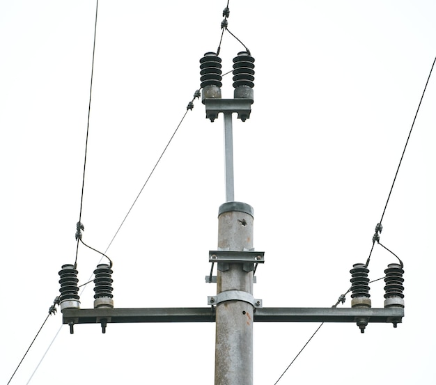 Poteau électrique en béton et transformateur électrique avec le ciel isolé