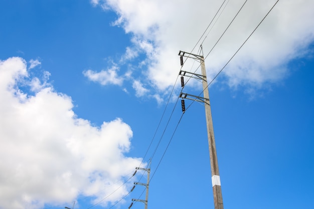 Poteau électrique et le câble avec le ciel bleu