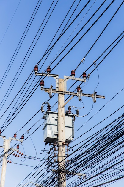 Poteau électrique et ciel bleu en Thaïlande