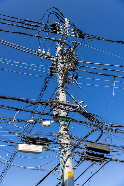 poteau électrique dans la ville