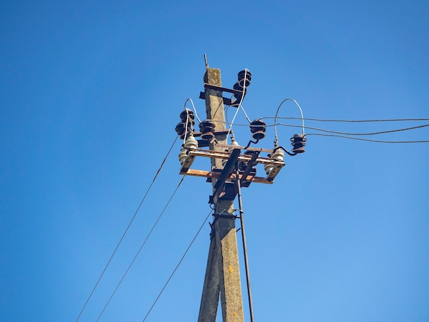 Poteau électrique avec des fils sur un fond de ciel bleu