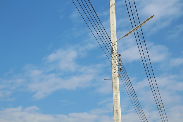 Poteau électrique et lignes électriques avec un beau fond de ciel bleu.