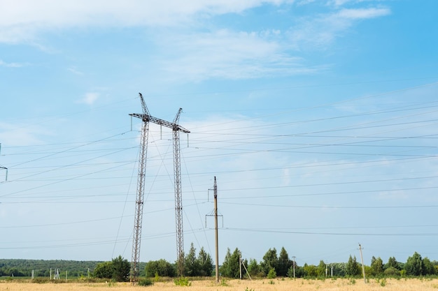 Poteau électrique sur le terrain