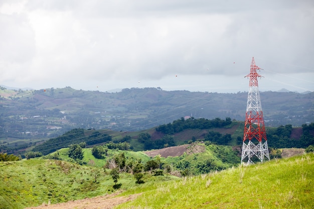 Poteau haute tension dans les montagnes.