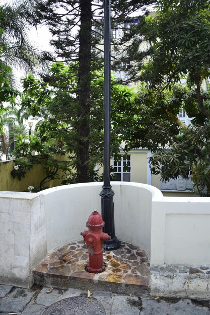 Poteau incendie dans la rue dans le quartier historique de Las Penas à Guayaquil