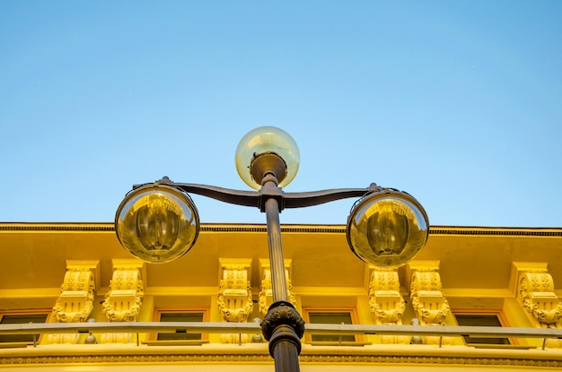 Un poteau avec des lanternes sur le fond de la maison.