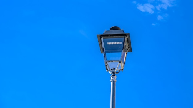 Poteau lumineux avec fond de ciel