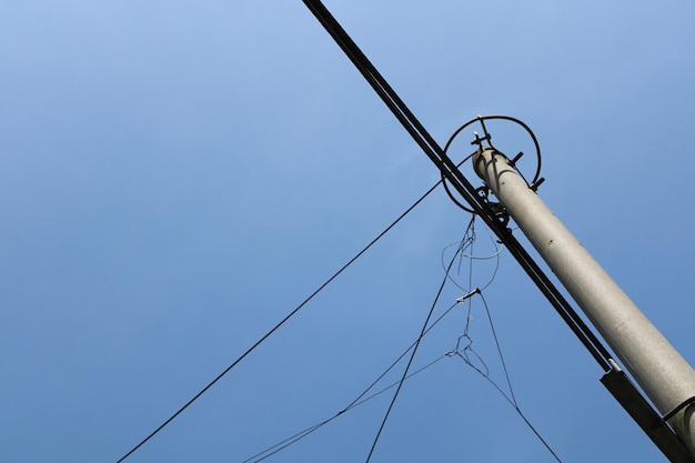 Photo un poteau de téléphone avec un ciel bleu en arrière-plan.