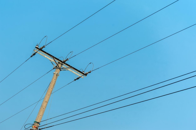 Photo poteaux avec câbles électriques