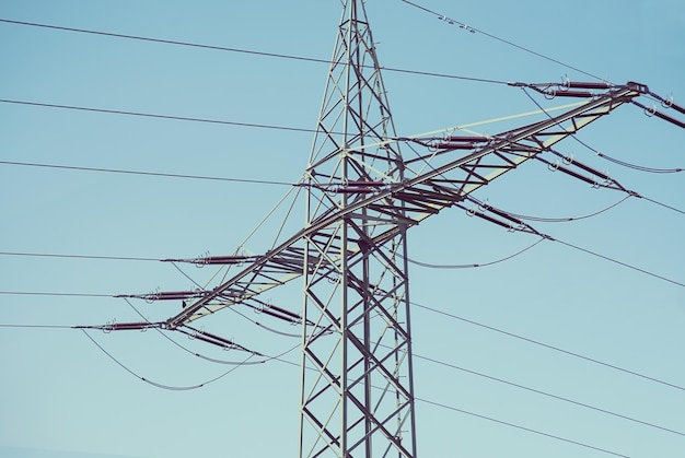 Poteaux électriques sur ciel bleu