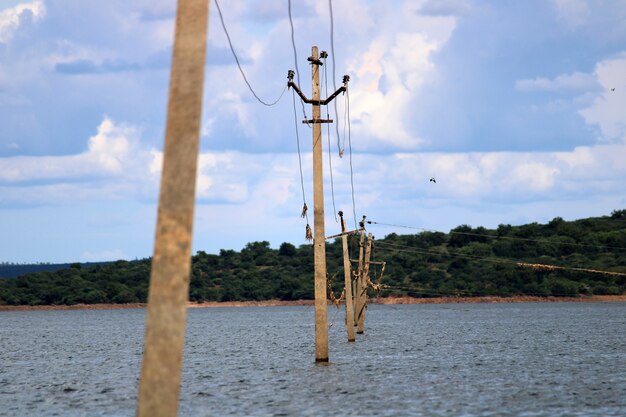 Poteaux électriques sur la rivière Krishna