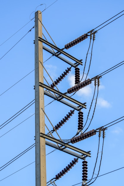 Poteaux haute tension en Thaïlande et ciel de fond