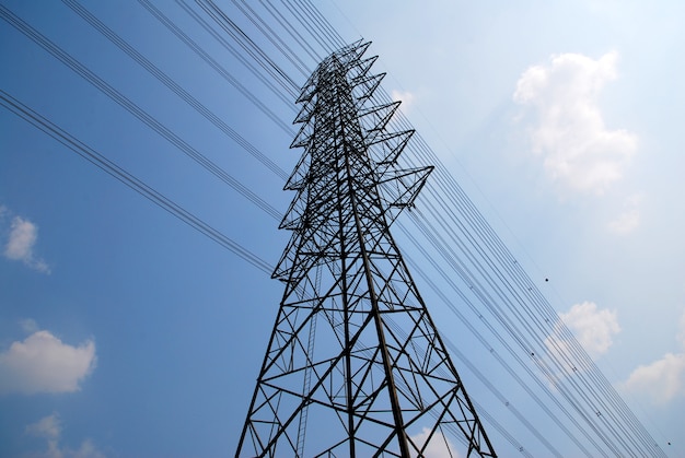 Les poteaux à haute tension ou la tour électrique est la puissance à haute tension de transmission