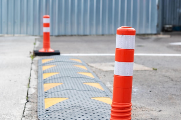 Photo des poteaux restrictifs orange sur la route en gros plan