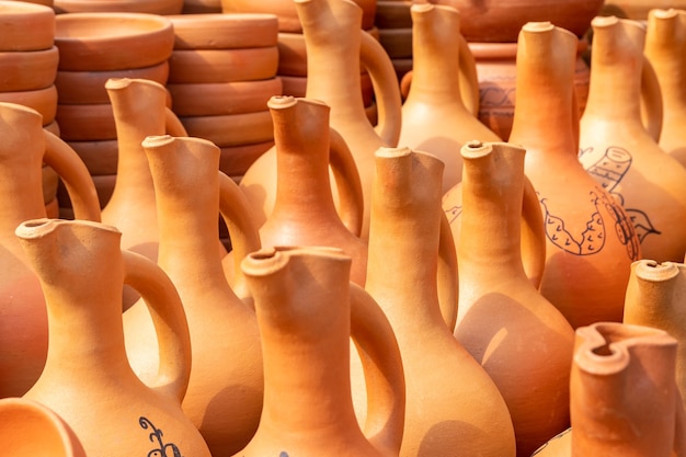 Poterie d'argile géorgienne traditionnelle à vendre dans le village de Shrosha, Géorgie